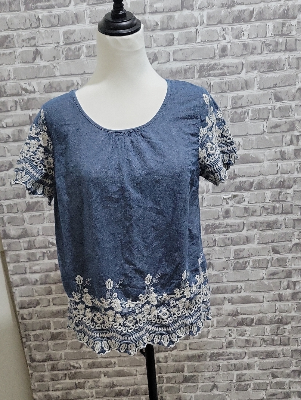 Crescent Dark Blue Chambray Embroidered Scoop Neck Blouse Size M